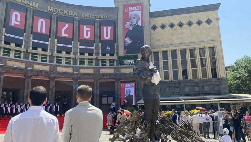 Երևանում բացվեց Շառլ Ազնավուրի արձանը (տեսանյութ)