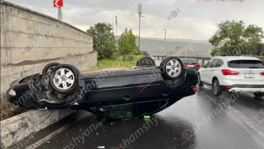 «Ford»-ը բախվել է բազալտե եզրաքարին և գլխիվայր շրջվել