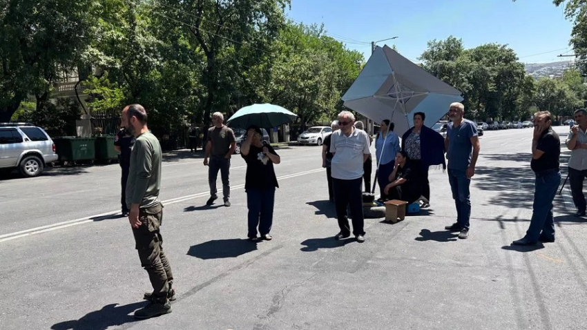 Անհետ կորած զինծառայողների հարազատները բացեցին Բաղրամյան պողոտան