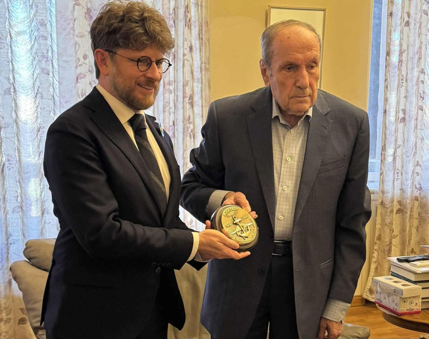 Լեւոն Տեր-Պետրոսյանն իր առանձնատանը հյուրընկալել է Հայաստանում Ֆրանսիայի Արտակարգ եւ լիազոր դեսպան Օլիվիե Դեկոտինիեին