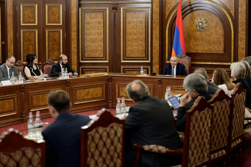 Փաշինյանը Հայաստան-ՆԱՏՕ գործընկերությանը վերաբերող հարցերը քննարկել է Հայաստան այցելած ՆԱՏՕ-ում հավատարմագրված դեսպաններին