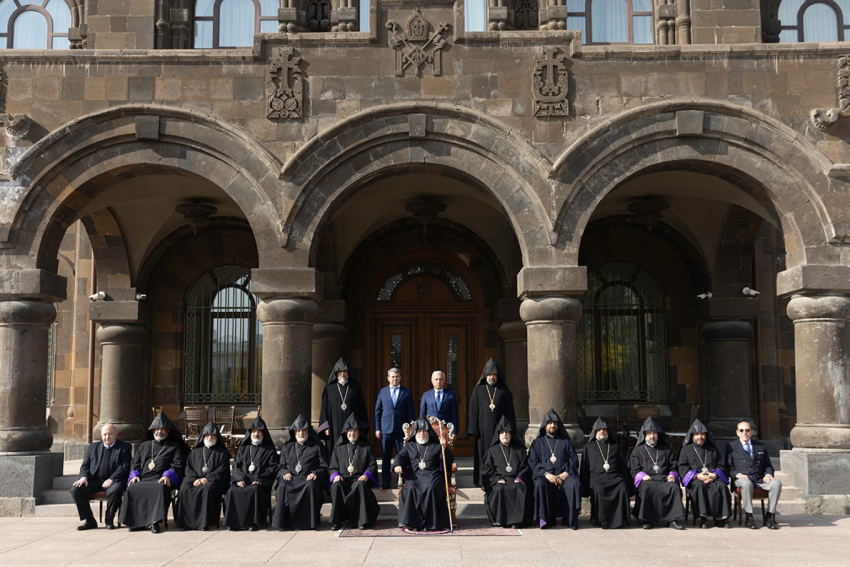 Գերագույն հոգևոր խորհուրդը խստորեն դատապարտել է Եկեղեցու և եկեղեցականների իրավունքների նկատմամբ իրականացվող բացահայտ ապօրինի ոտնձգություններն ու ճնշումները