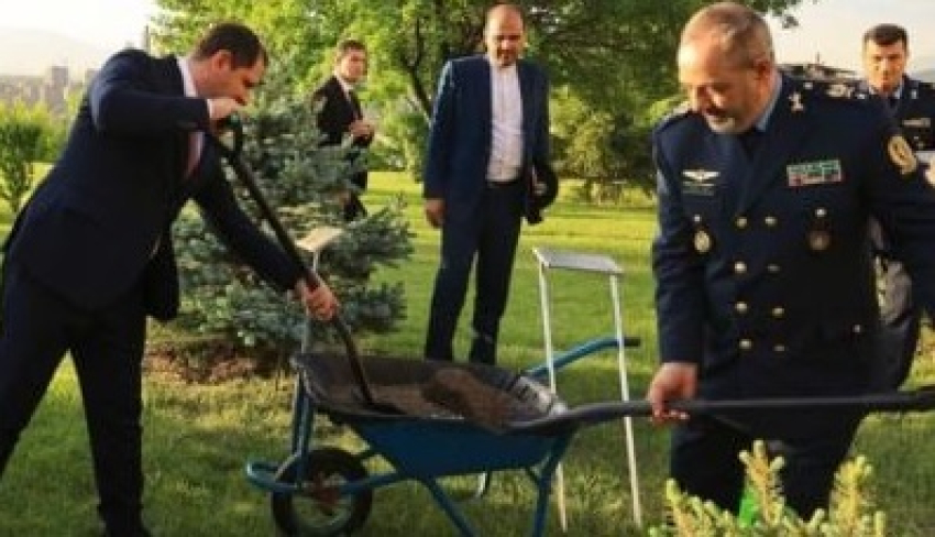 Իրանի պաշտպանության և զինված ուժերի աջակցման նախարարն անվանական եղեւնի է տնկել ՊՆ֊ում