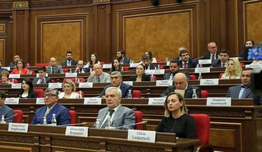 Անկուսակցականները չեն շտապում. «Հրապարակ»