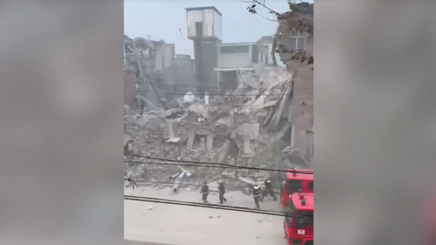 Փլուզվել է Երևանի դաշնամուրի գործարանի արտաքին պատը. կա տուժած