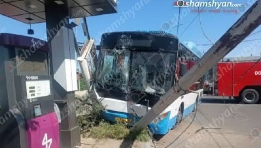 Երևանում թիվ 23 երթուղու ավտոբուսը բախվել է էլեկտրասյանը և մասամբ հայտնվել բենզալցակայանի տարածքում. կան վիրավորներ