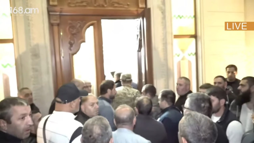 Փոխոստիկանապետ Վարդան Վարդանյանն այցելեց Սամվել Կարապետյանի առանձնատուն