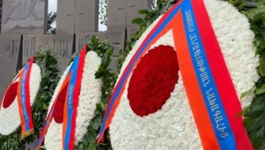 Փաշինյանի, Խաչատուրյանի ու Սիմոնյանի կողմից ծաղկեպսակներ են բերվել «Եռաբլուր»